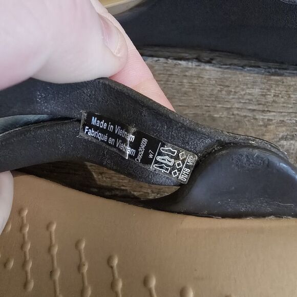 Crocs Sanrah Sandals Womens 7 Brown Hammered Medallion Circle Thong Flip Flop - Picture 4 of 6